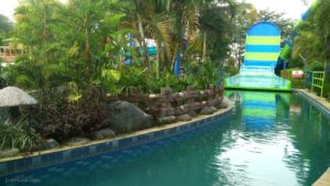 Sangkan Resort Aqua Park Kuningan - Wahana lempar pakai pelampung