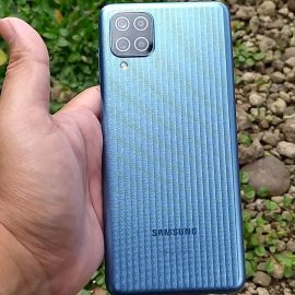 review samsung galaxy m12 hand on back