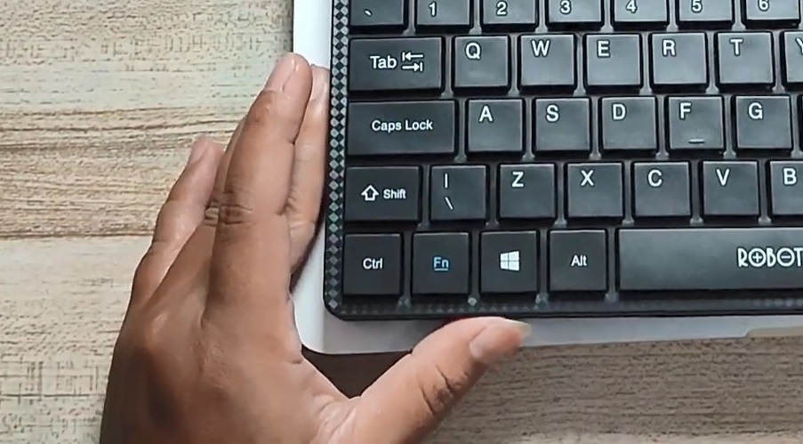kekurangan Keyboard ROBOT RK10 tombol aneh